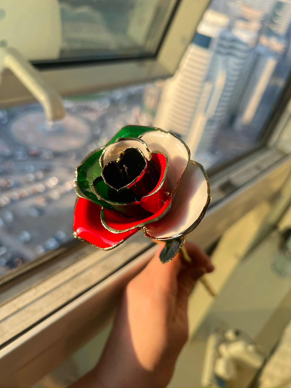 The UAE’s #1 Forever Rose – Real Gold. Real Love